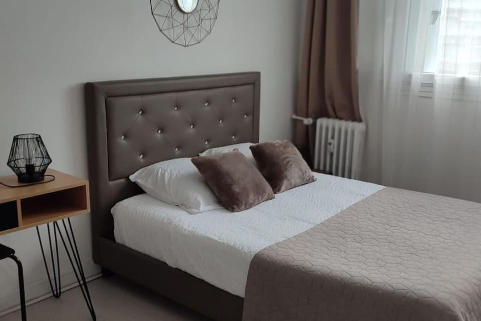Bed, Photo of the whole room, Bedroom