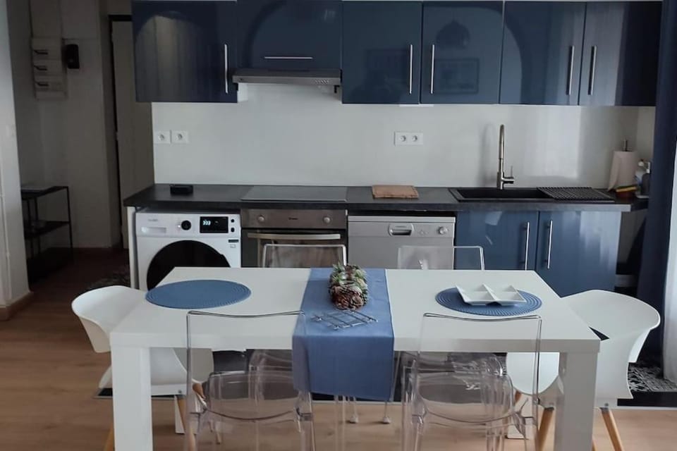 Kitchen or kitchenette, Dining area, dishwasher, minibar, pet friendly, stove, toaster