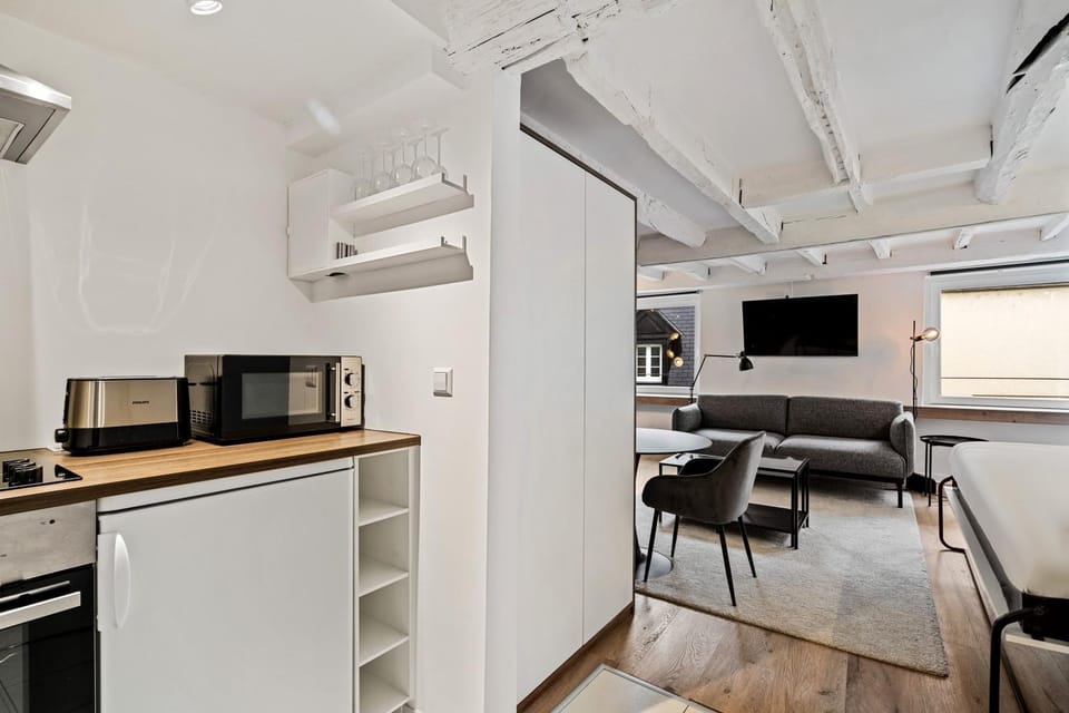 TV and multimedia, Coffee/tea facilities, Kitchen or kitchenette, Living room, Seating area, Dining area, oven, stove, toaster