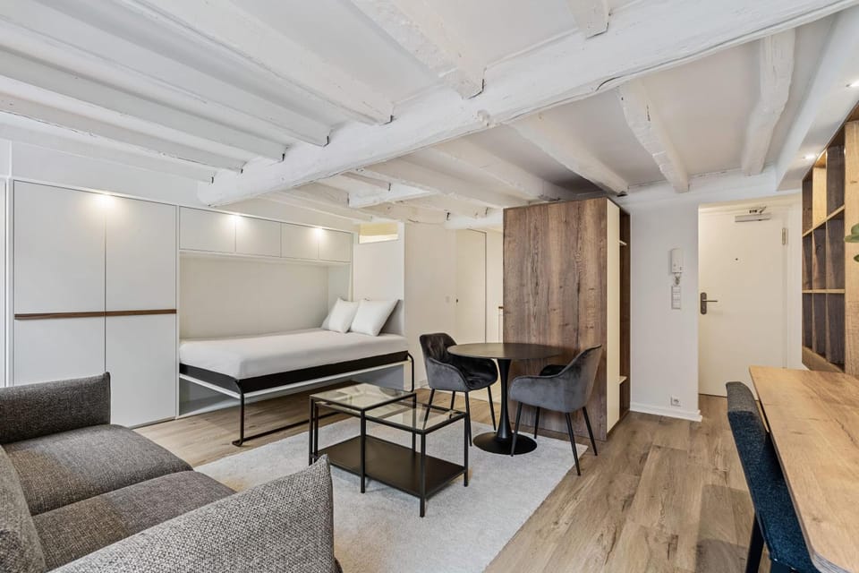 Kitchen or kitchenette, Living room, Seating area, Dining area