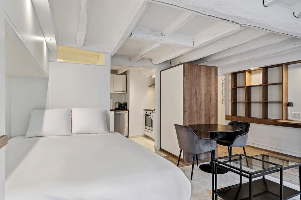 Bed, Kitchen or kitchenette, Living room, Photo of the whole room, Seating area, Dining area, Bedroom, oven, wardrobe