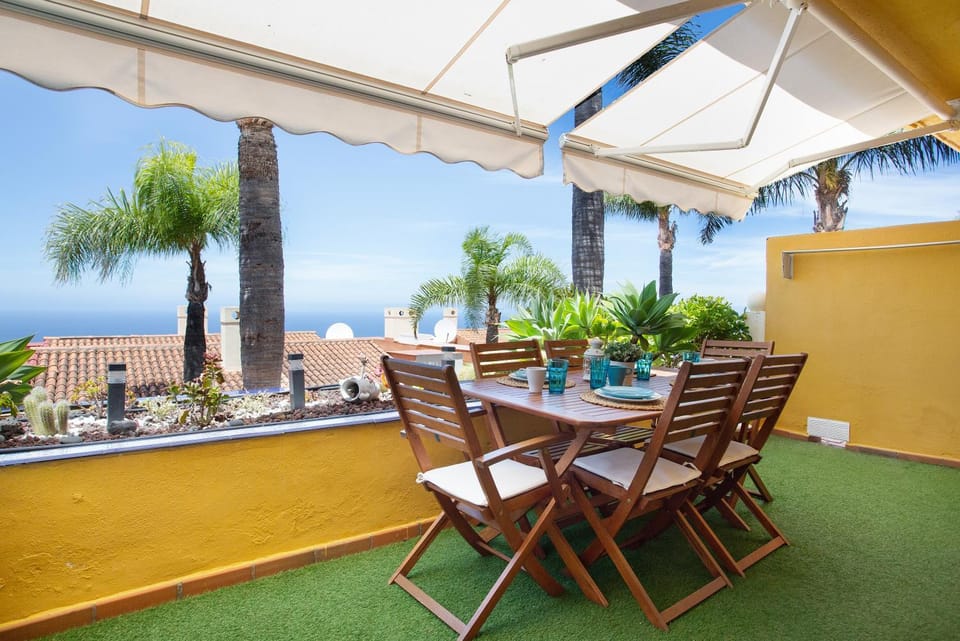Property building, Balcony/Terrace, Living room