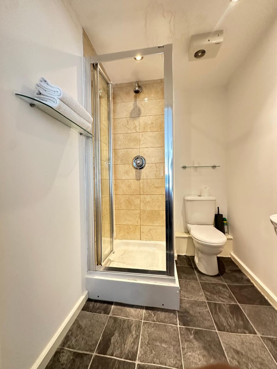 2 Bed ensuite with Balcony and Free onsite Secure Parking Apartment in Salford