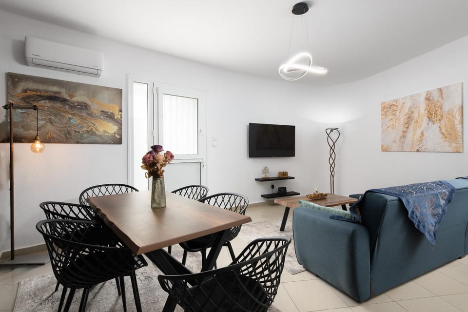 TV and multimedia, Living room, Seating area, Dining area, Evening entertainment, air conditioner