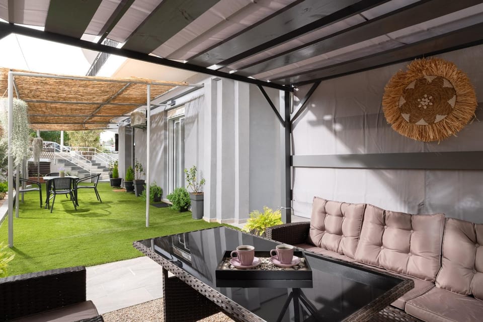 Patio, Day, Garden, Garden, Balcony/Terrace, Living room, Seating area, Dining area, Garden view