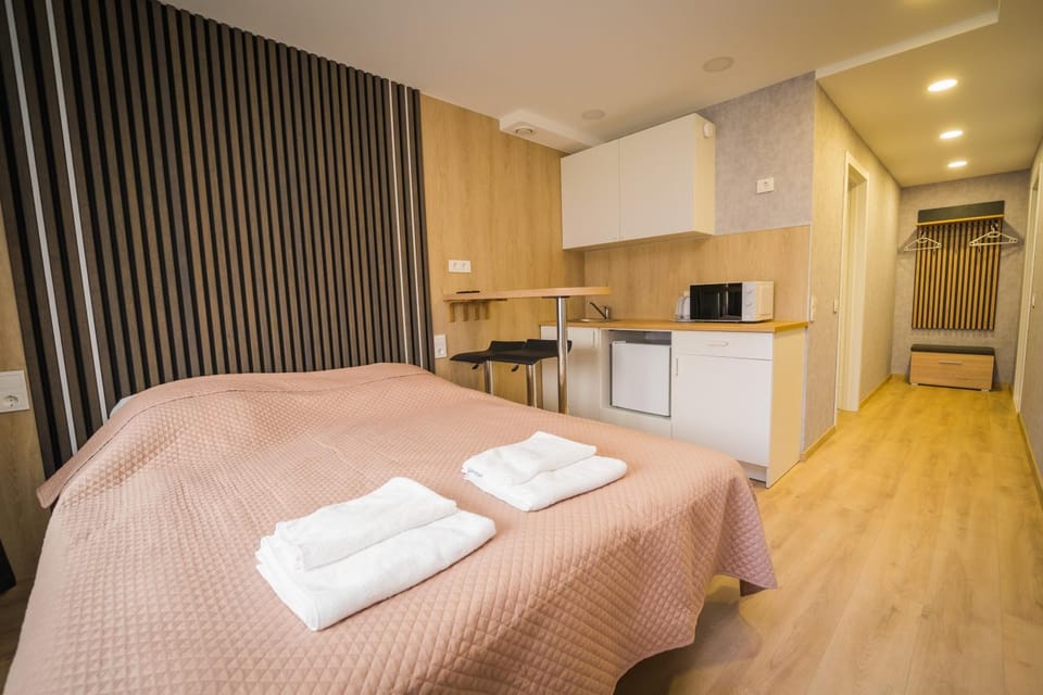 Bed, Kitchen or kitchenette, Photo of the whole room, Bedroom, towels