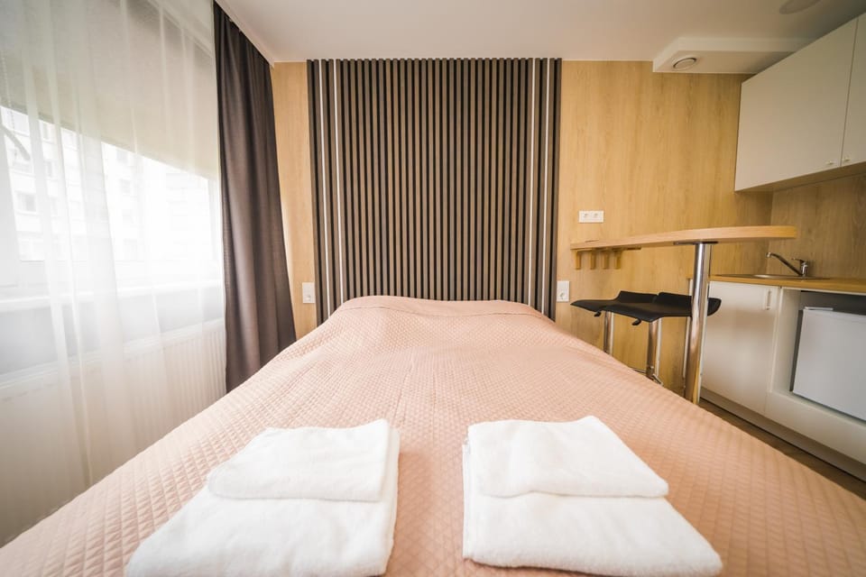 Bed, Bedroom, towels