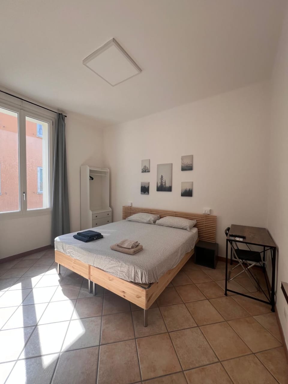 Bed, Photo of the whole room, Seating area, Bedroom