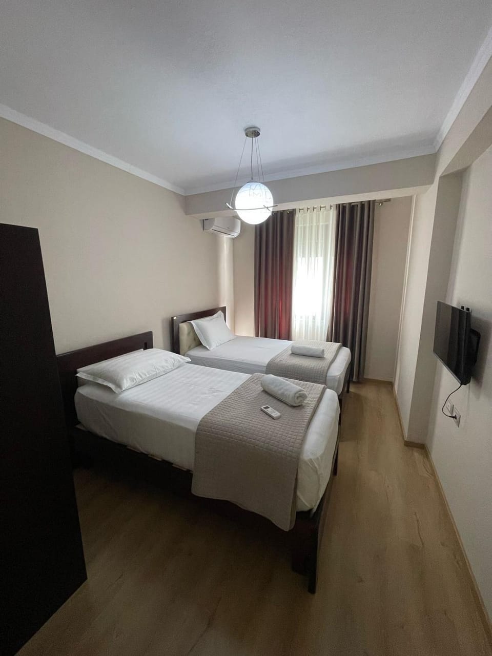 Bed, TV and multimedia, Photo of the whole room, Bedroom