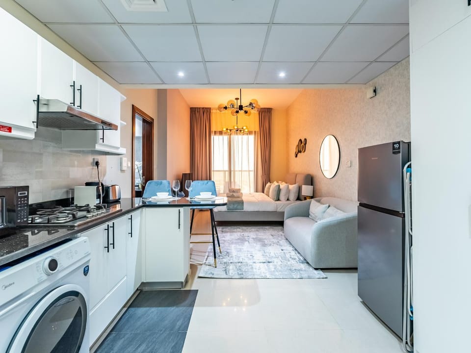 Kitchen or kitchenette, minibar