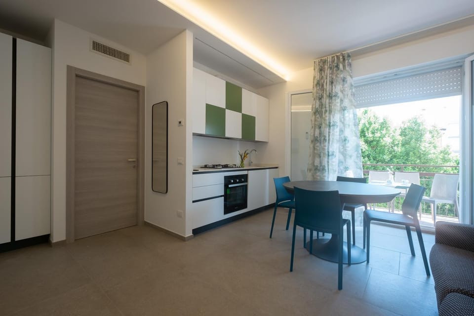 Kitchen or kitchenette, Dining area, pet friendly, stove