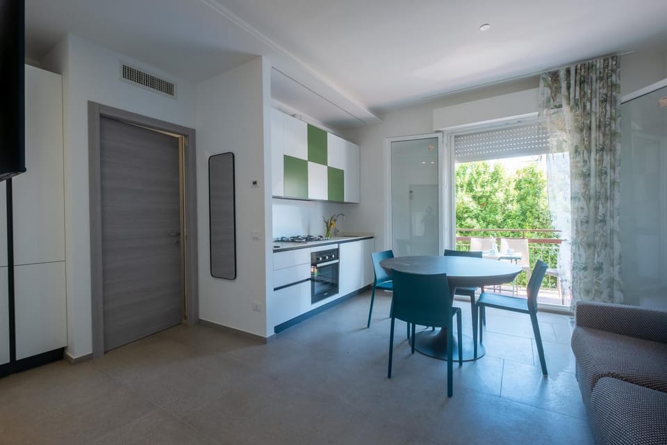 Kitchen or kitchenette, Living room, Seating area, Dining area, pet friendly, stove