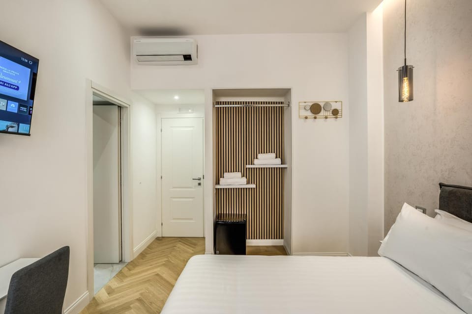 Photo of the whole room, Bedroom, wardrobe, air conditioner