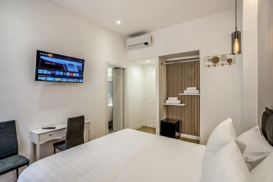 Photo of the whole room, Bedroom, wardrobe, air conditioner
