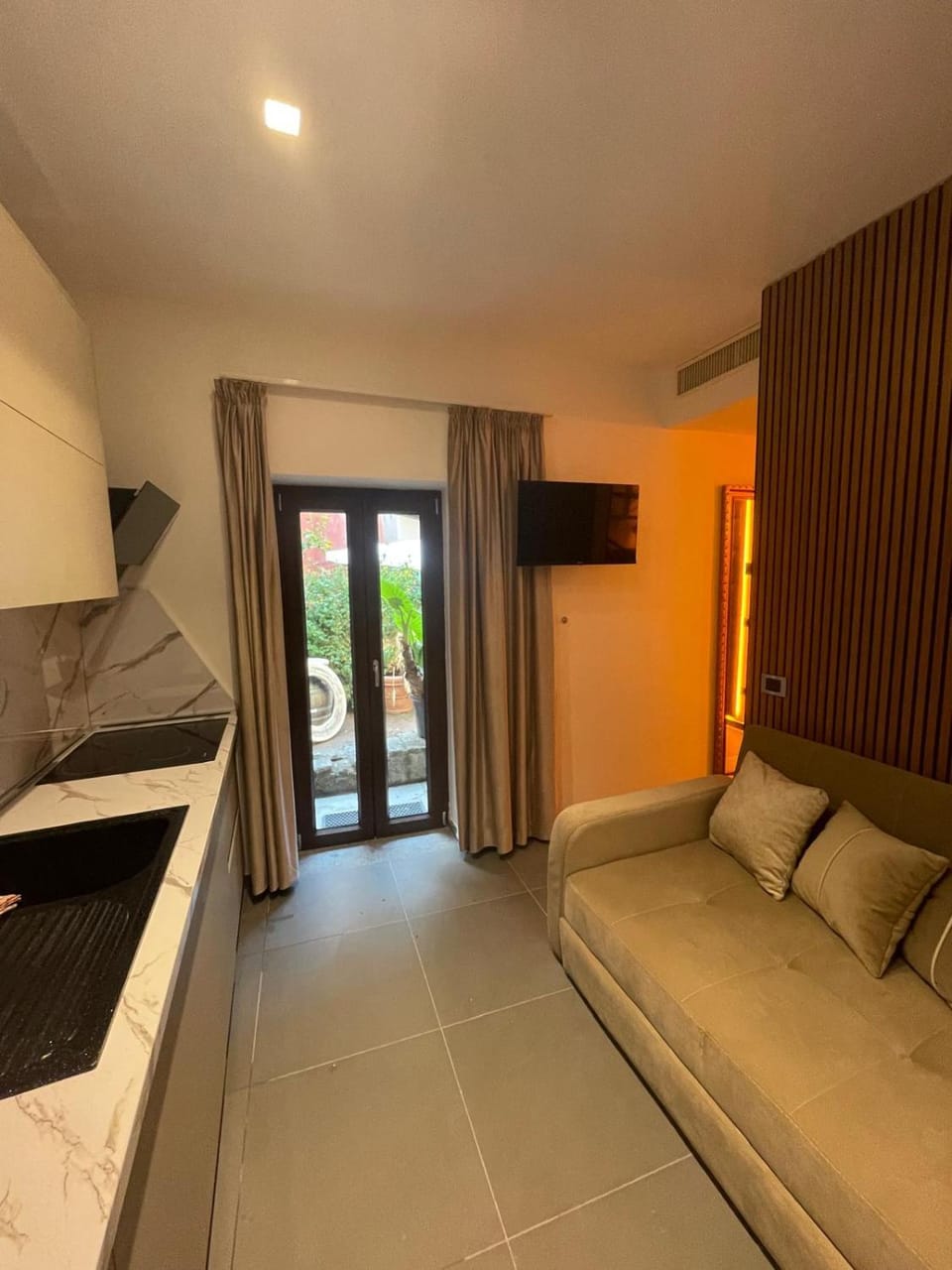 TV and multimedia, Kitchen or kitchenette, Living room, Seating area, stove