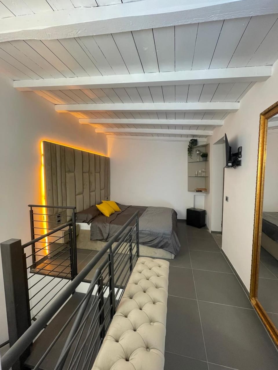 Bed, TV and multimedia, Bedroom