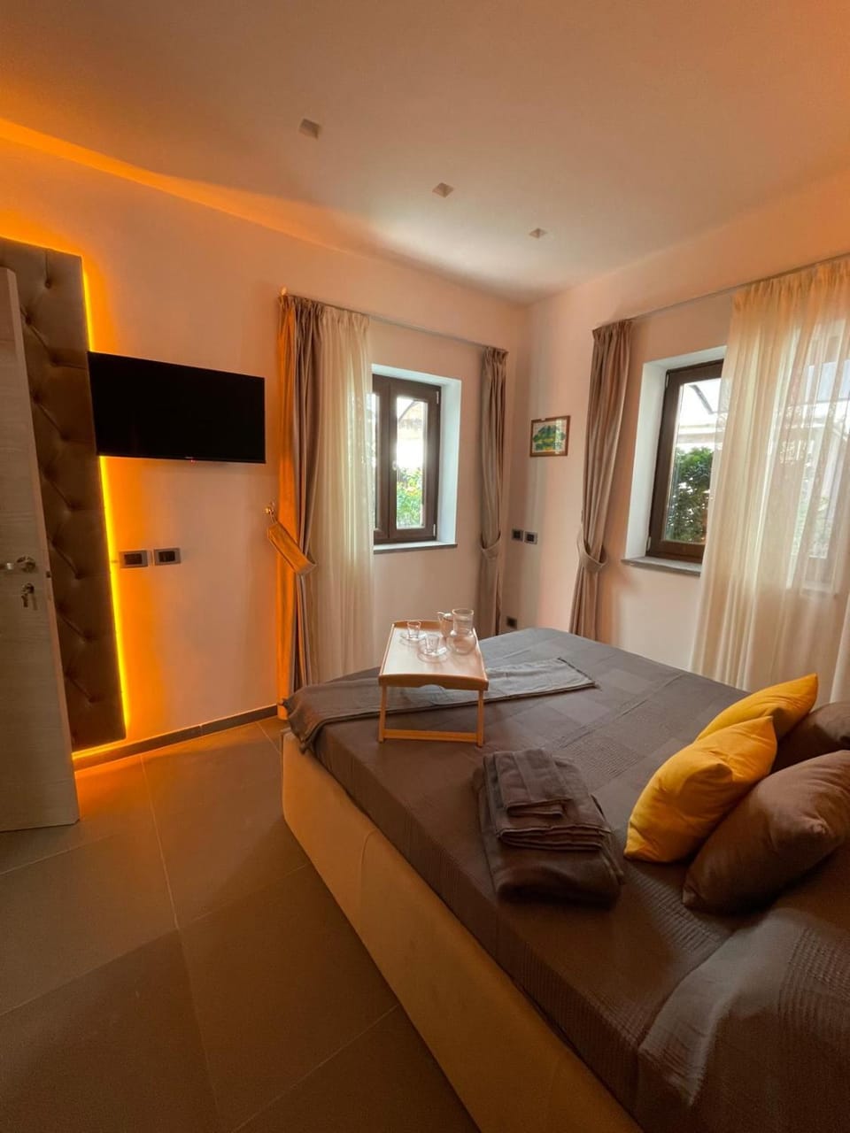 Bed, TV and multimedia, Bedroom