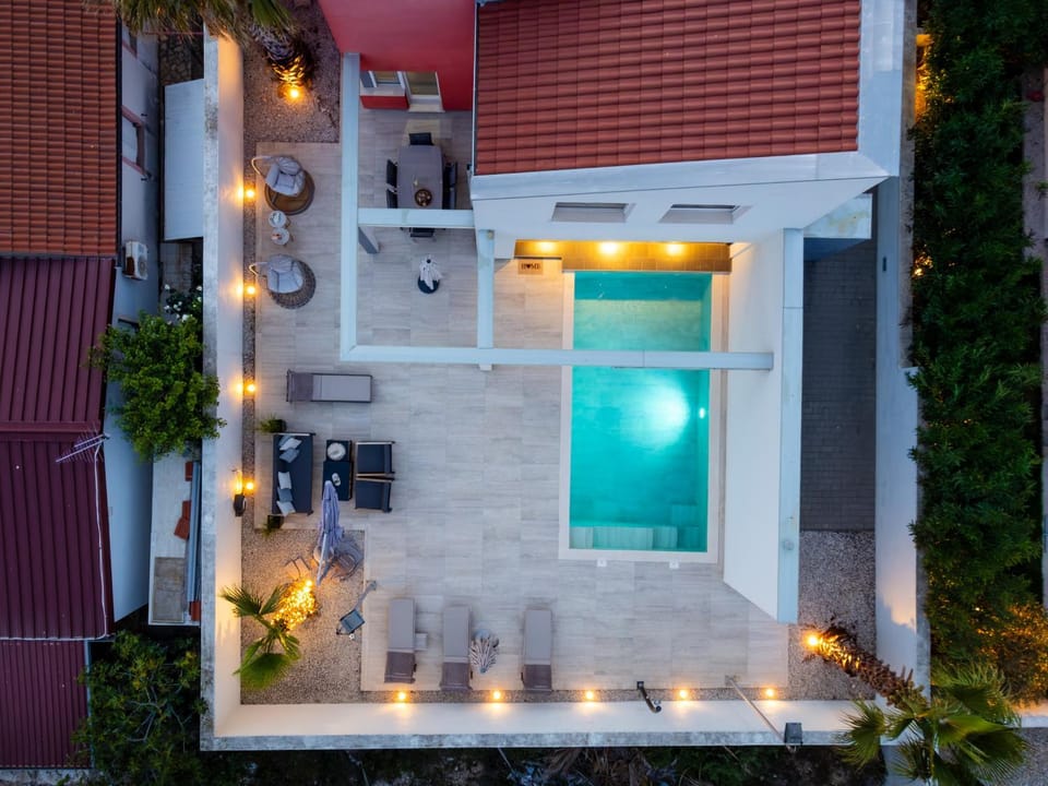 Property building, Balcony/Terrace, Pool view, Swimming pool
