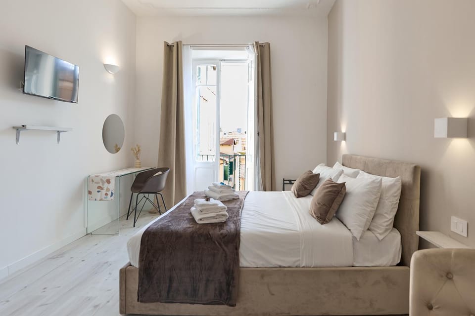 Bed, TV and multimedia, Bedroom, towels