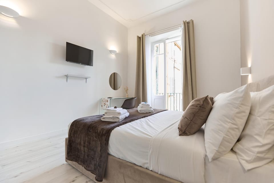 Bed, TV and multimedia, Bedroom