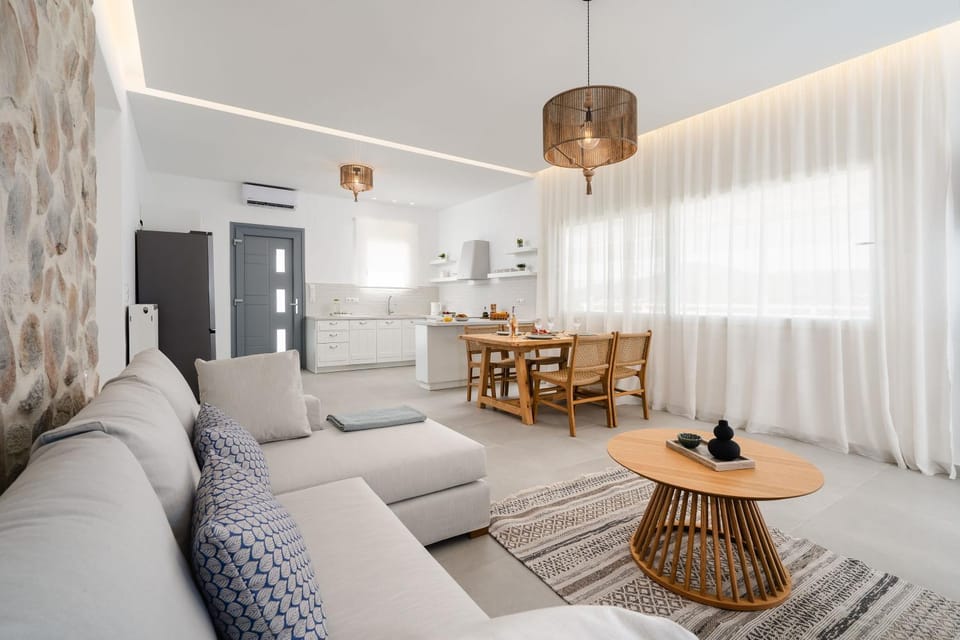 Kitchen or kitchenette, Living room, Seating area, Dining area