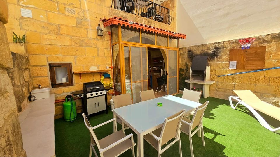 Patio, Day, BBQ facilities, Seating area, Dining area