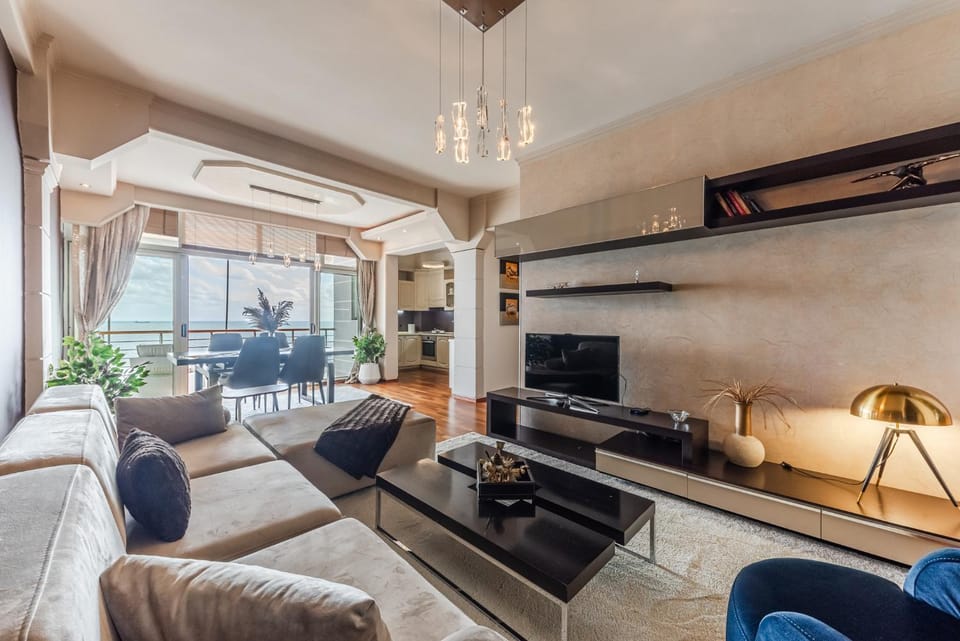 TV and multimedia, Living room, Seating area, Evening entertainment