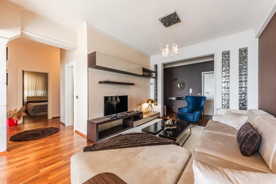 Bed, TV and multimedia, Living room, Photo of the whole room, Seating area, Bedroom