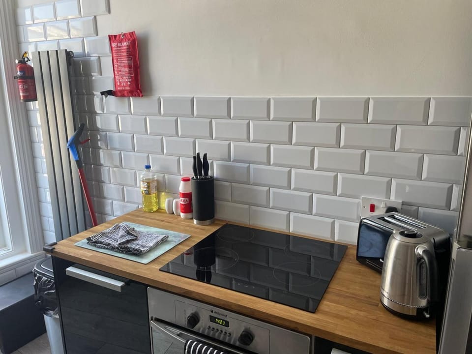 Coffee/tea facilities, Kitchen or kitchenette, oven, stove, toaster