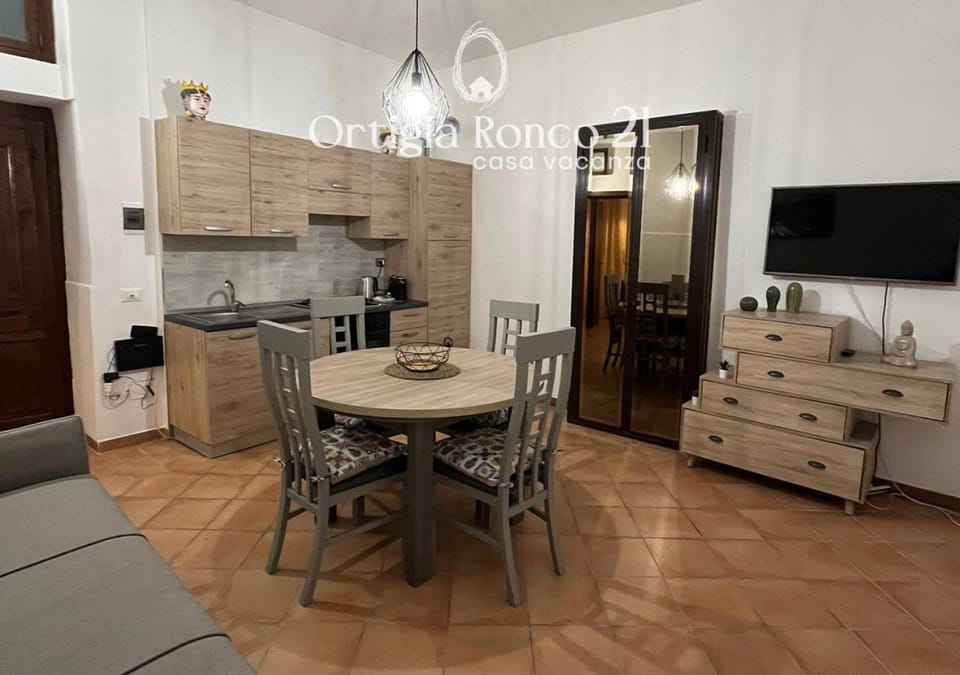 Kitchen or kitchenette, Living room, pet friendly, air conditioner