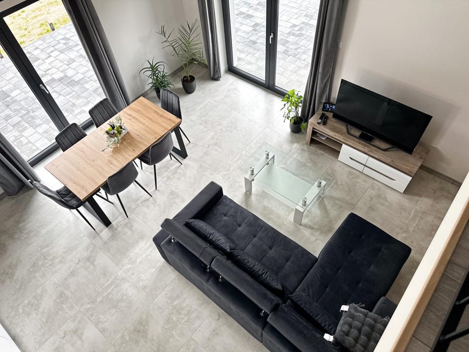 TV and multimedia, Living room, Seating area, Dining area