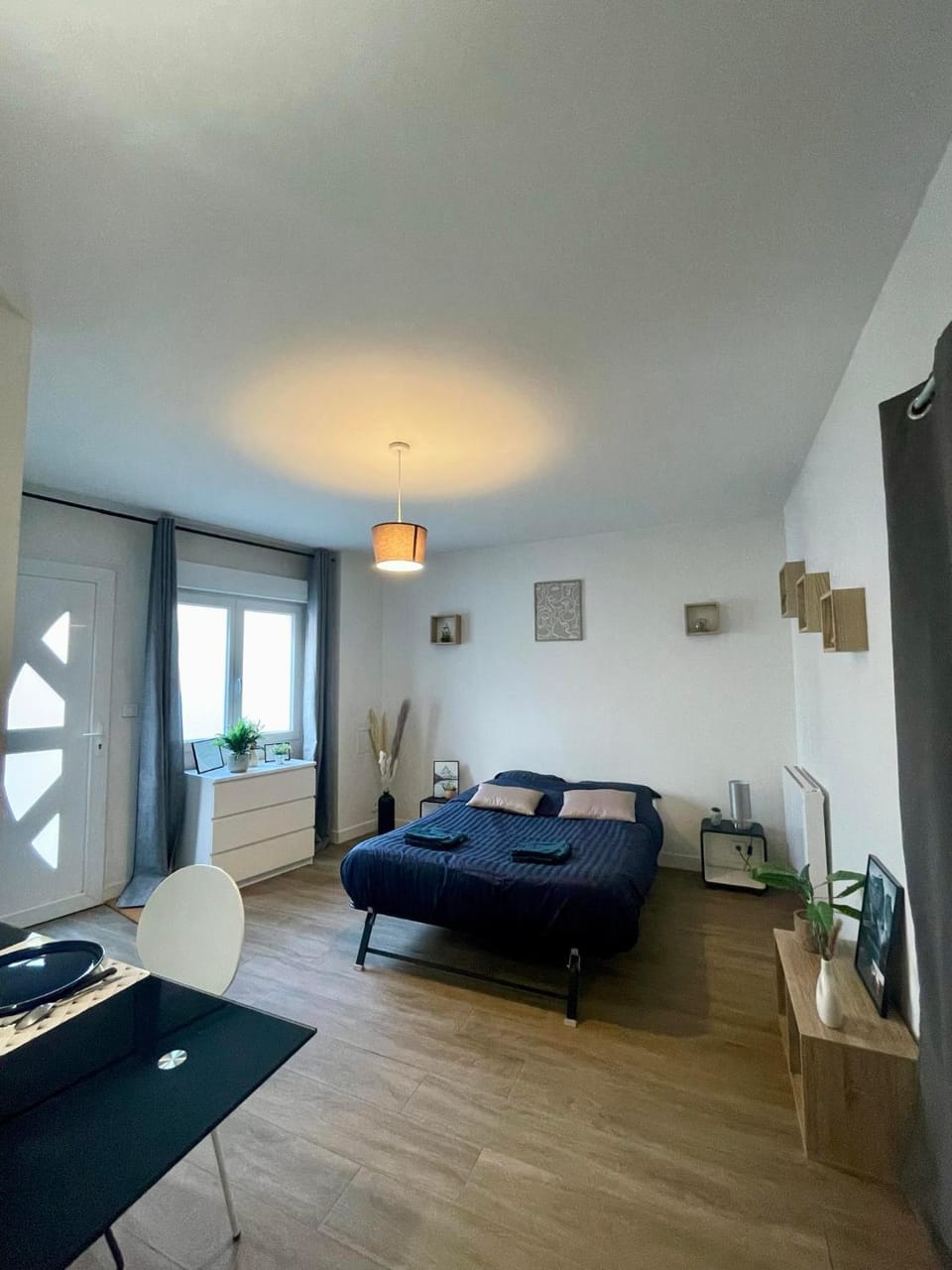 Bed, Photo of the whole room, Decorative detail, internet, towels