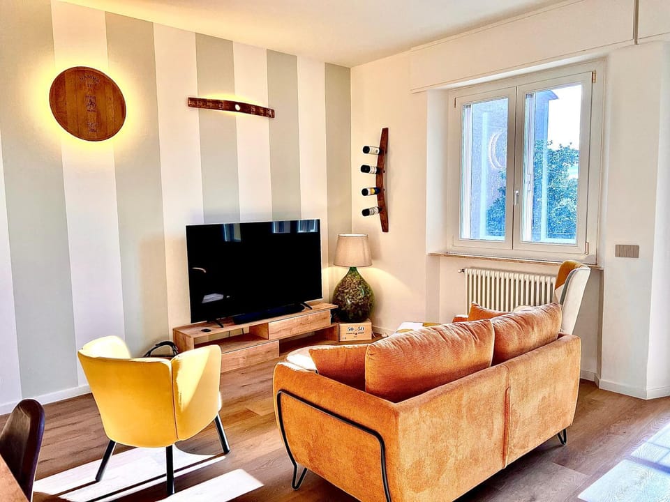 Communal lounge/ TV room, TV and multimedia, Living room, Seating area, Evening entertainment
