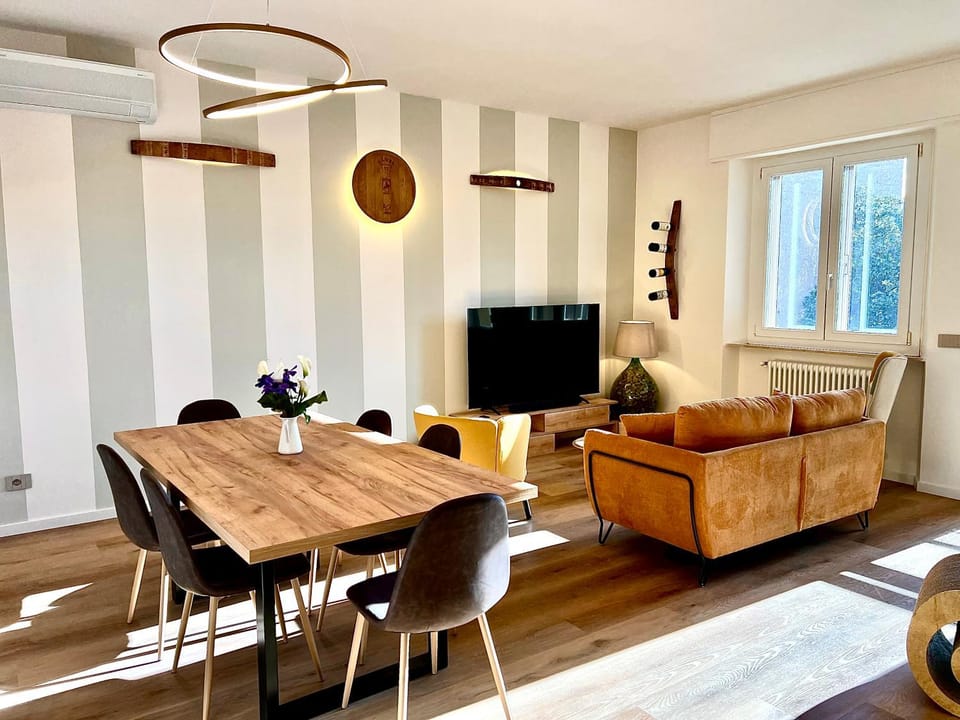 Communal lounge/ TV room, TV and multimedia, Living room, Seating area, Dining area, Evening entertainment