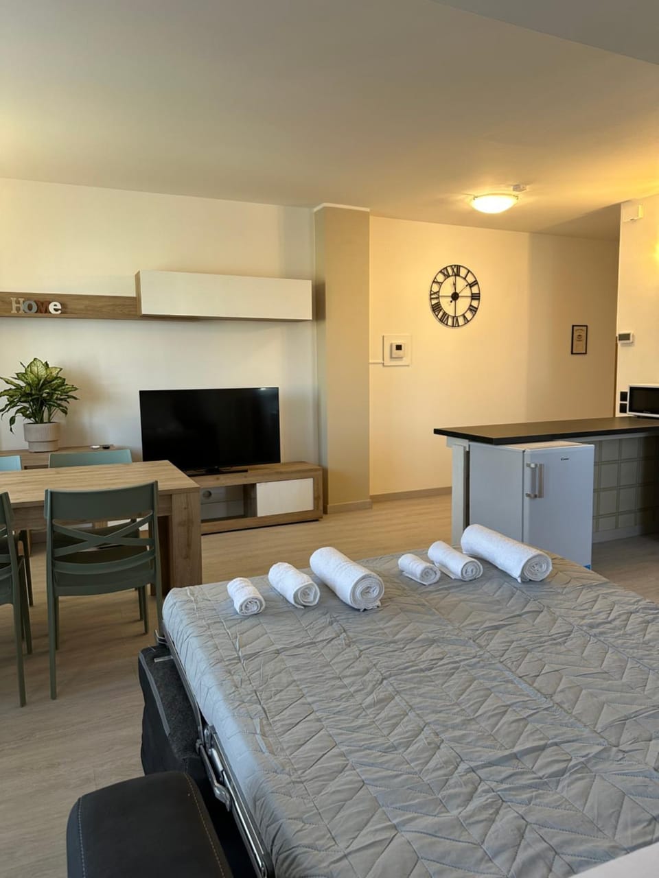 Bed, towels