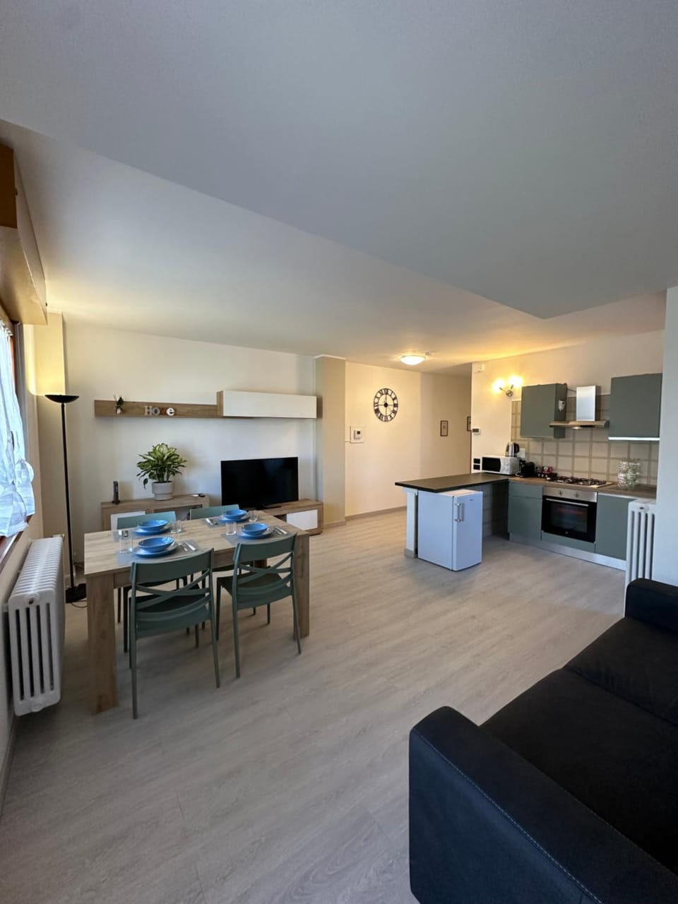 Kitchen or kitchenette, Living room, Seating area, Dining area