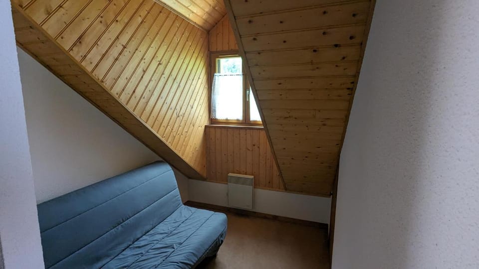 Bed, Seating area, Bedroom