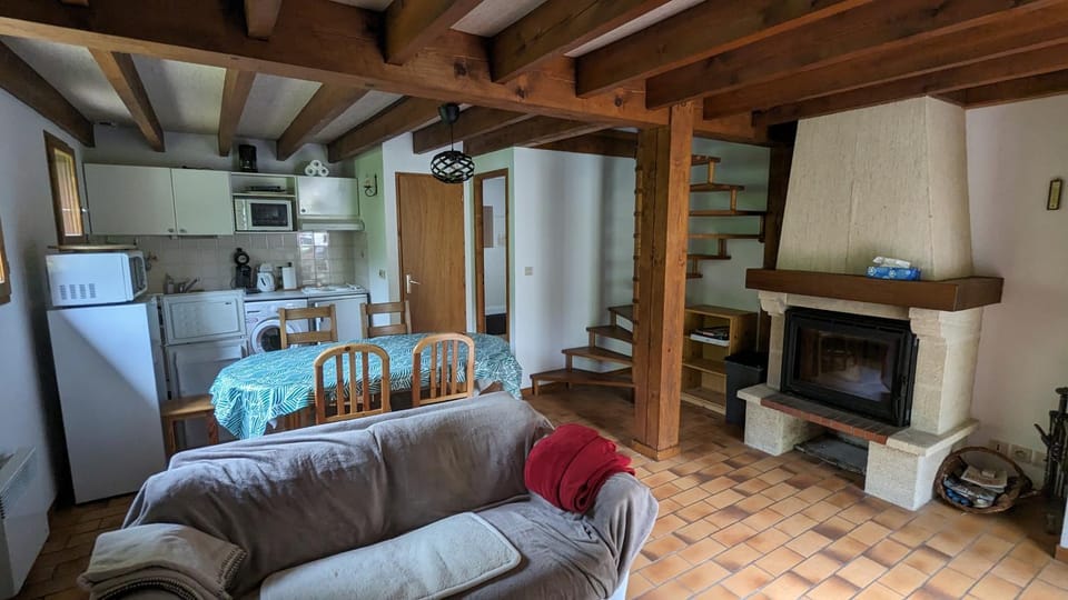 Kitchen or kitchenette, Living room, Seating area, Dining area