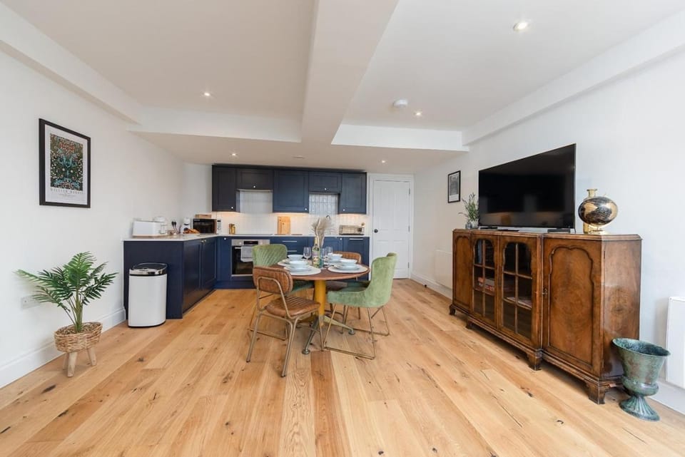 Dining area, kitchen