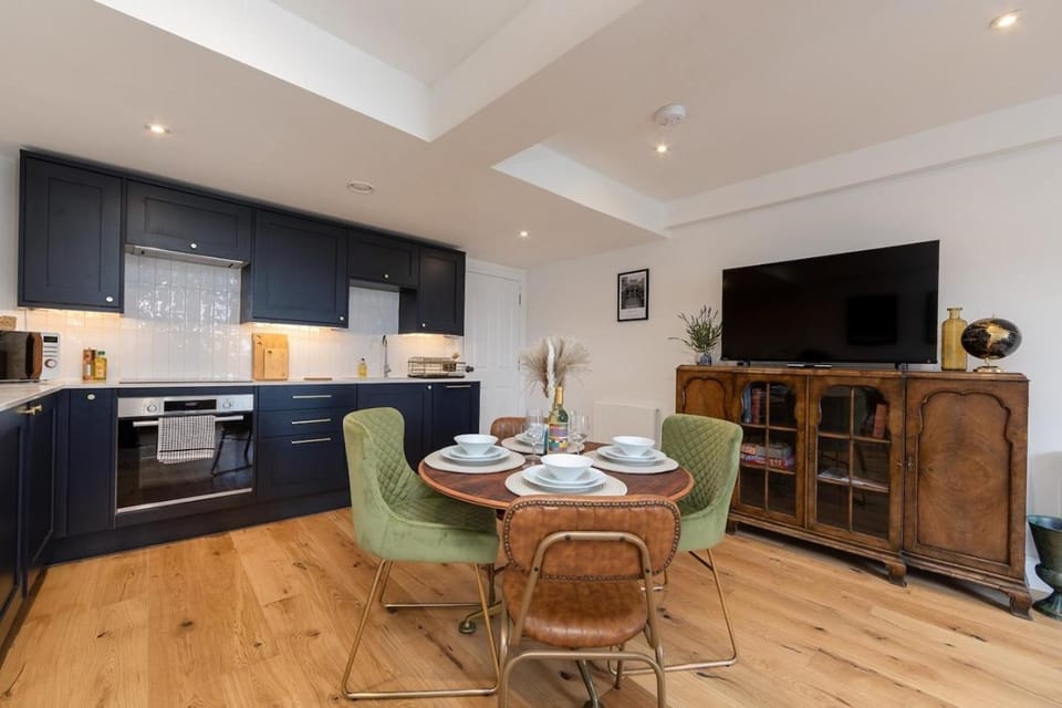 Dining area, kitchen