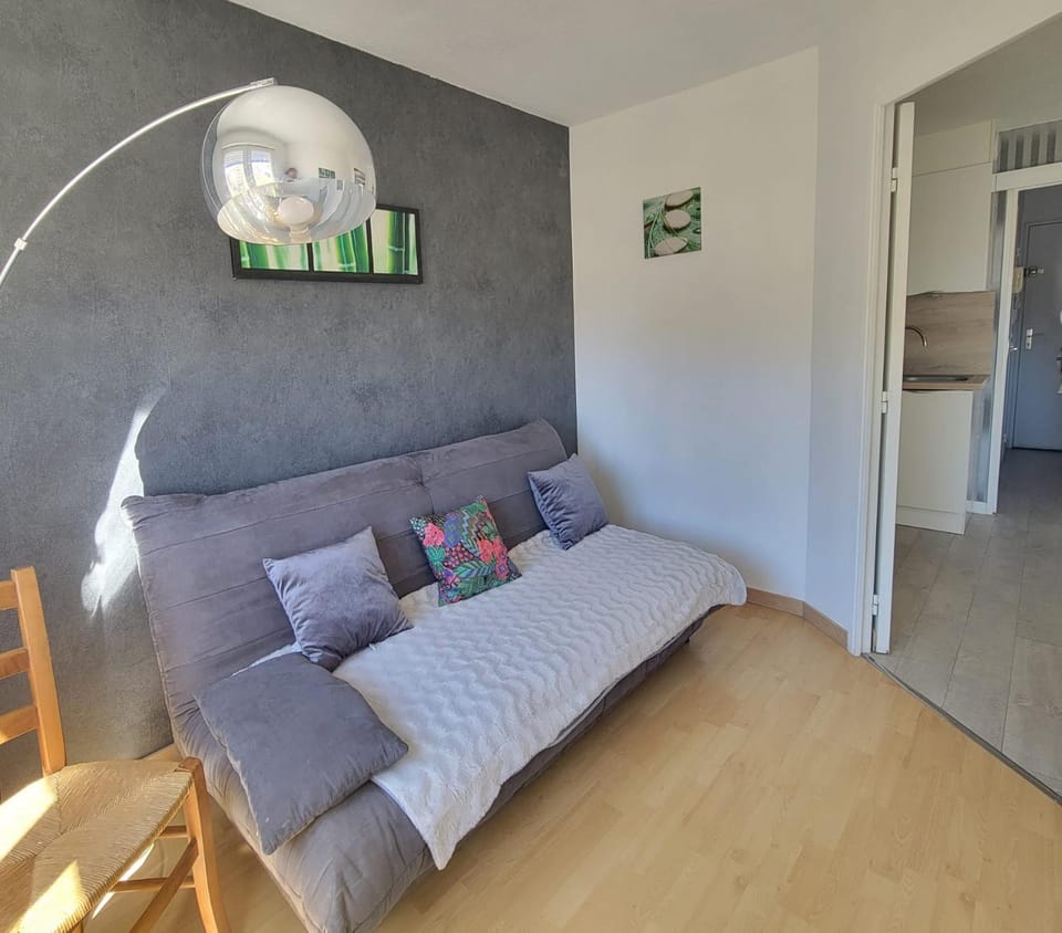 Beautiful T3 with balcony - near beach Apartment in Fréjus