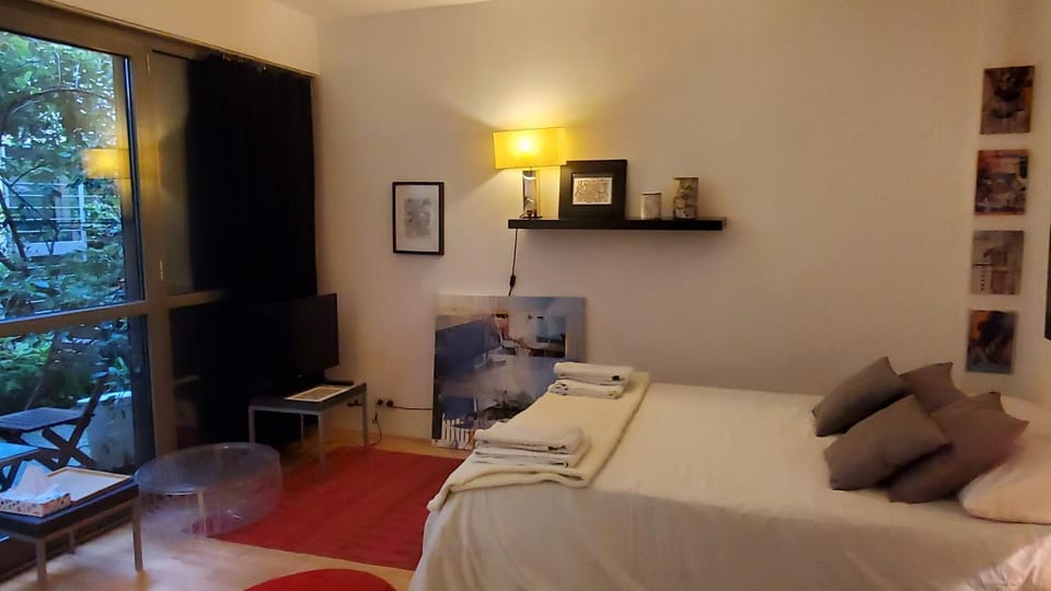 Une chambre à Paris 20eme avec un petit jardin Bed and Breakfast in Paris