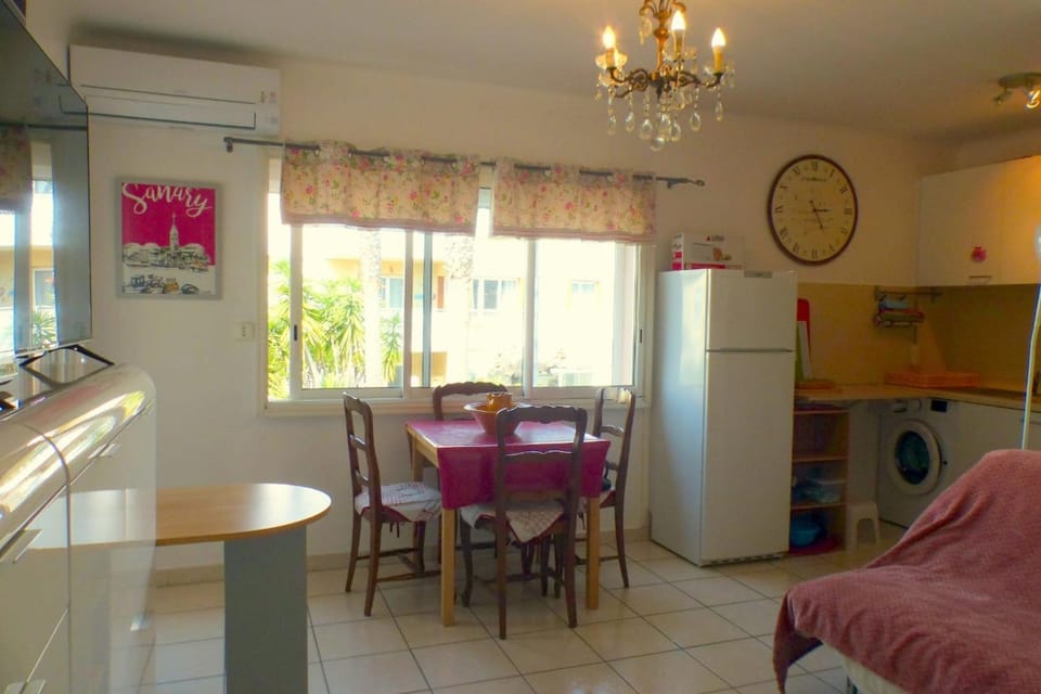 Beaches within walking distance private parking! Apartment in Sanary-sur-Mer