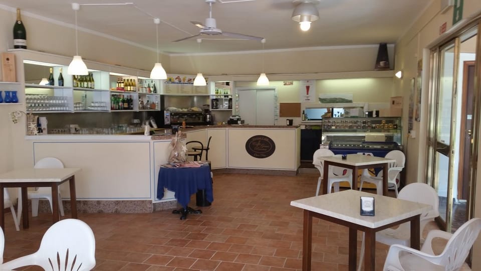 Restaurant/places to eat, Lounge or bar