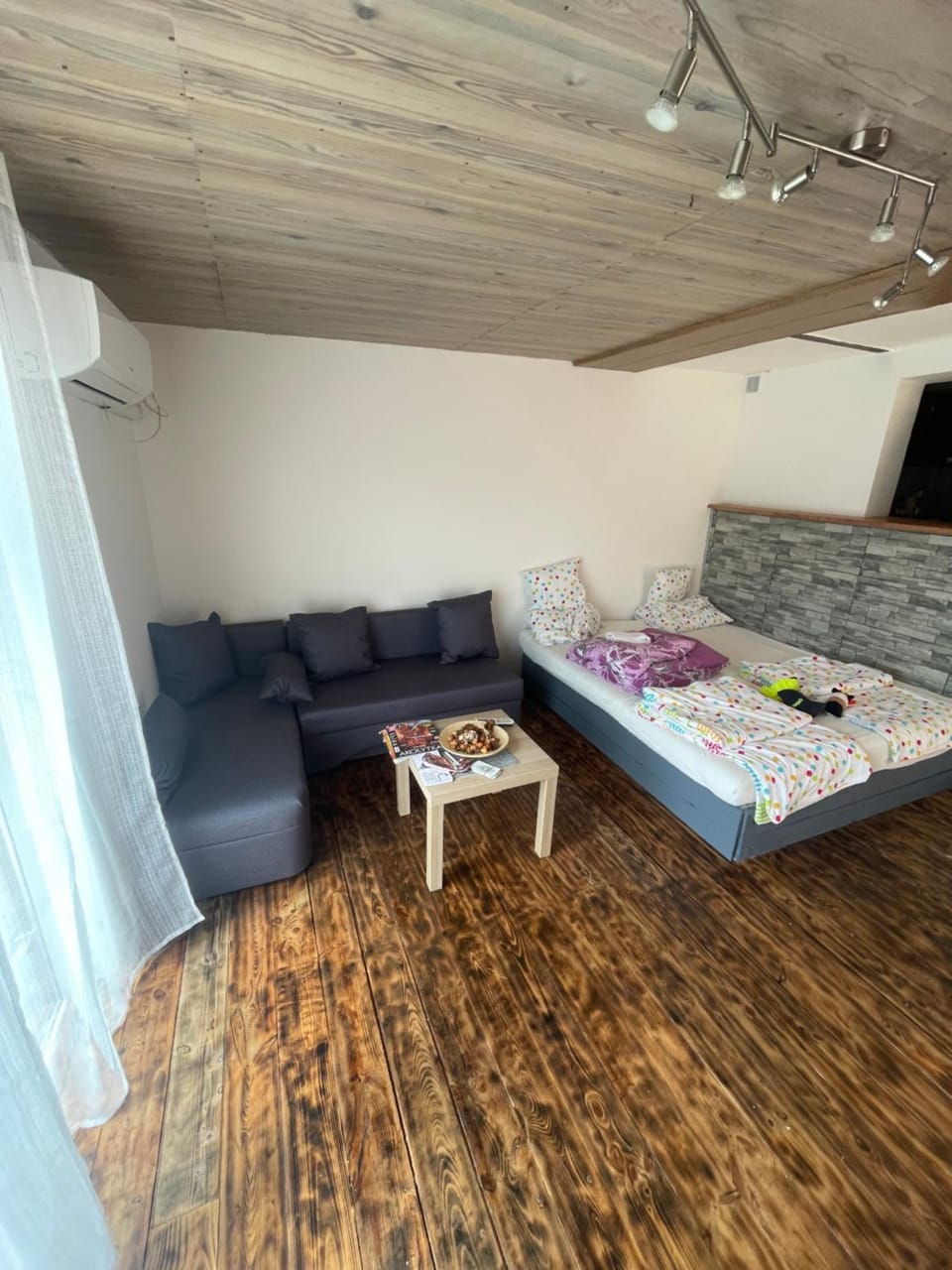 Bed, TV and multimedia, Living room, Seating area, Bedroom