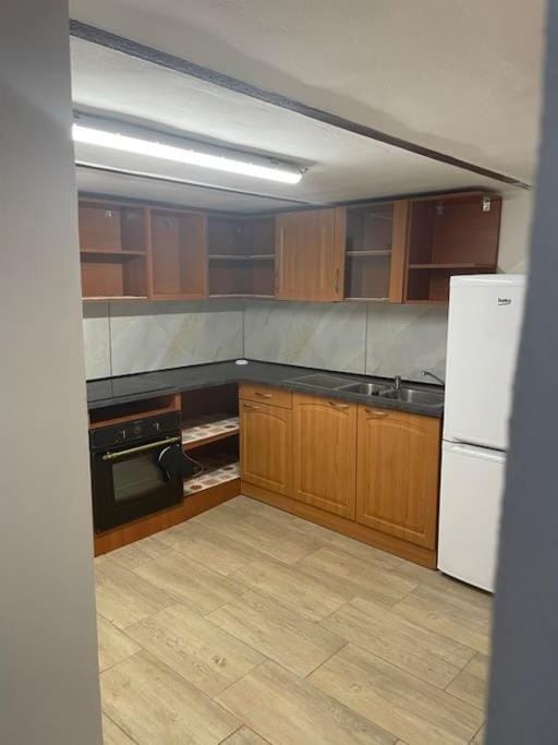 Kitchen or kitchenette, oven