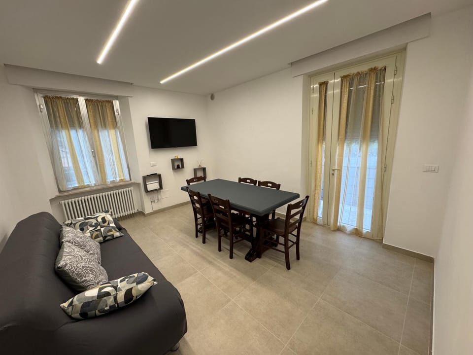 Dining area, internet