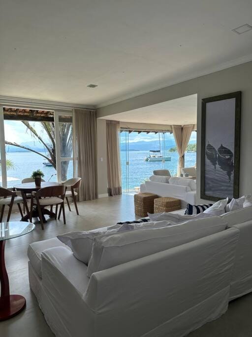 Casa de veraneio com deck em Passa Terra, Ilha Grande House in Angra dos Reis