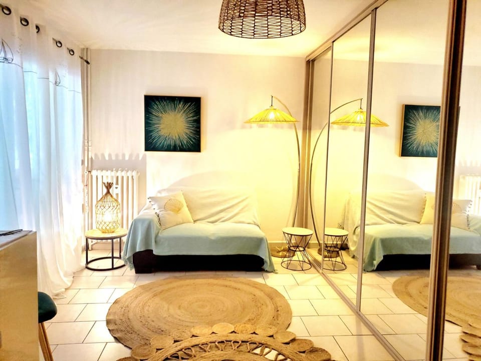 Bed, Living room