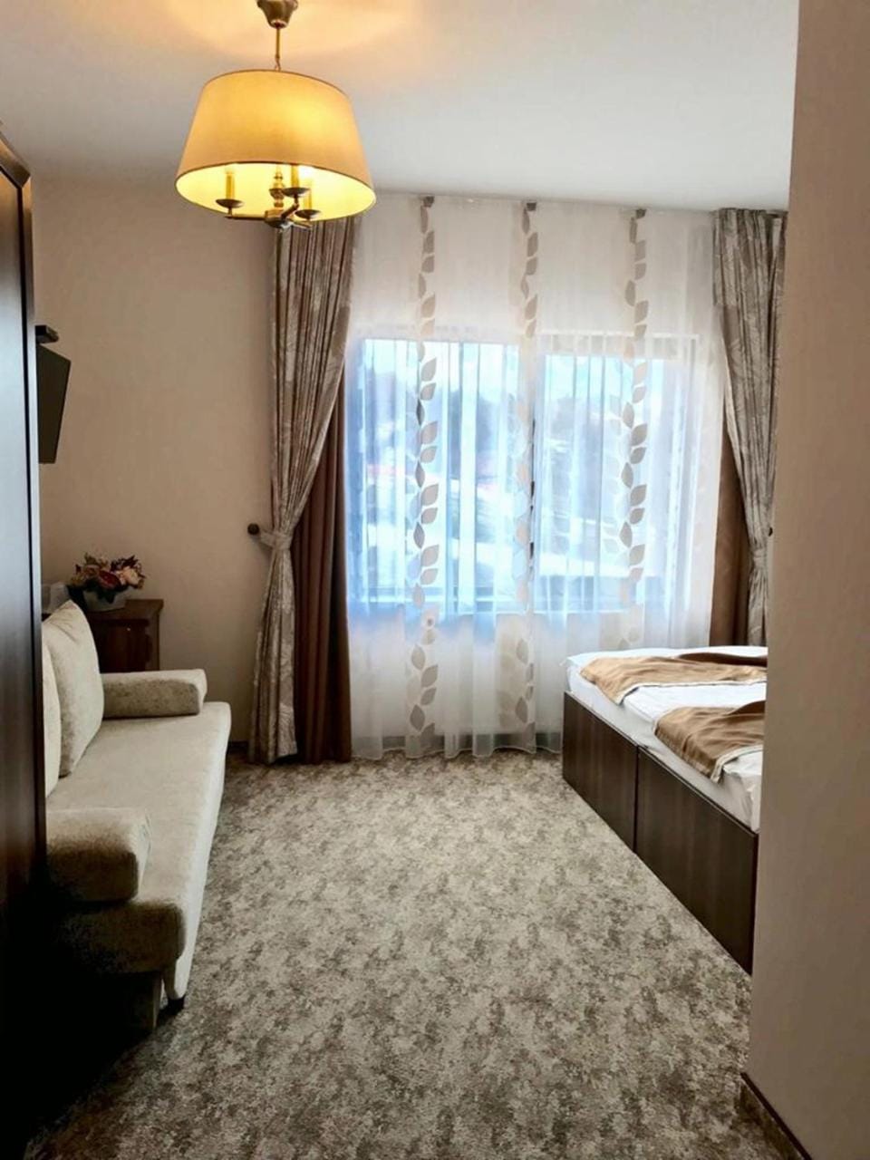 Photo of the whole room, Decorative detail